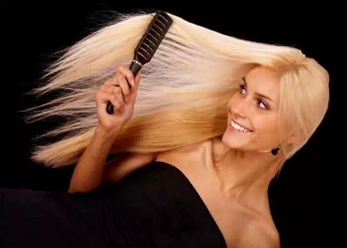 Lány fésülködés a haját