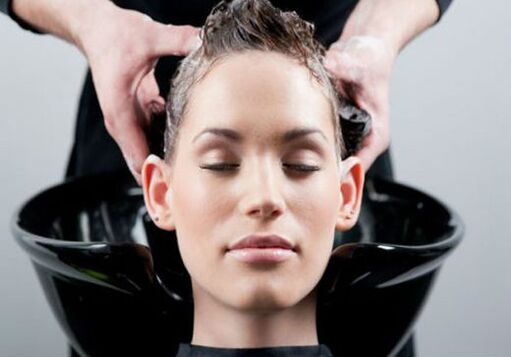 egy lány felviszik a terméket, miközben átmegy a haján